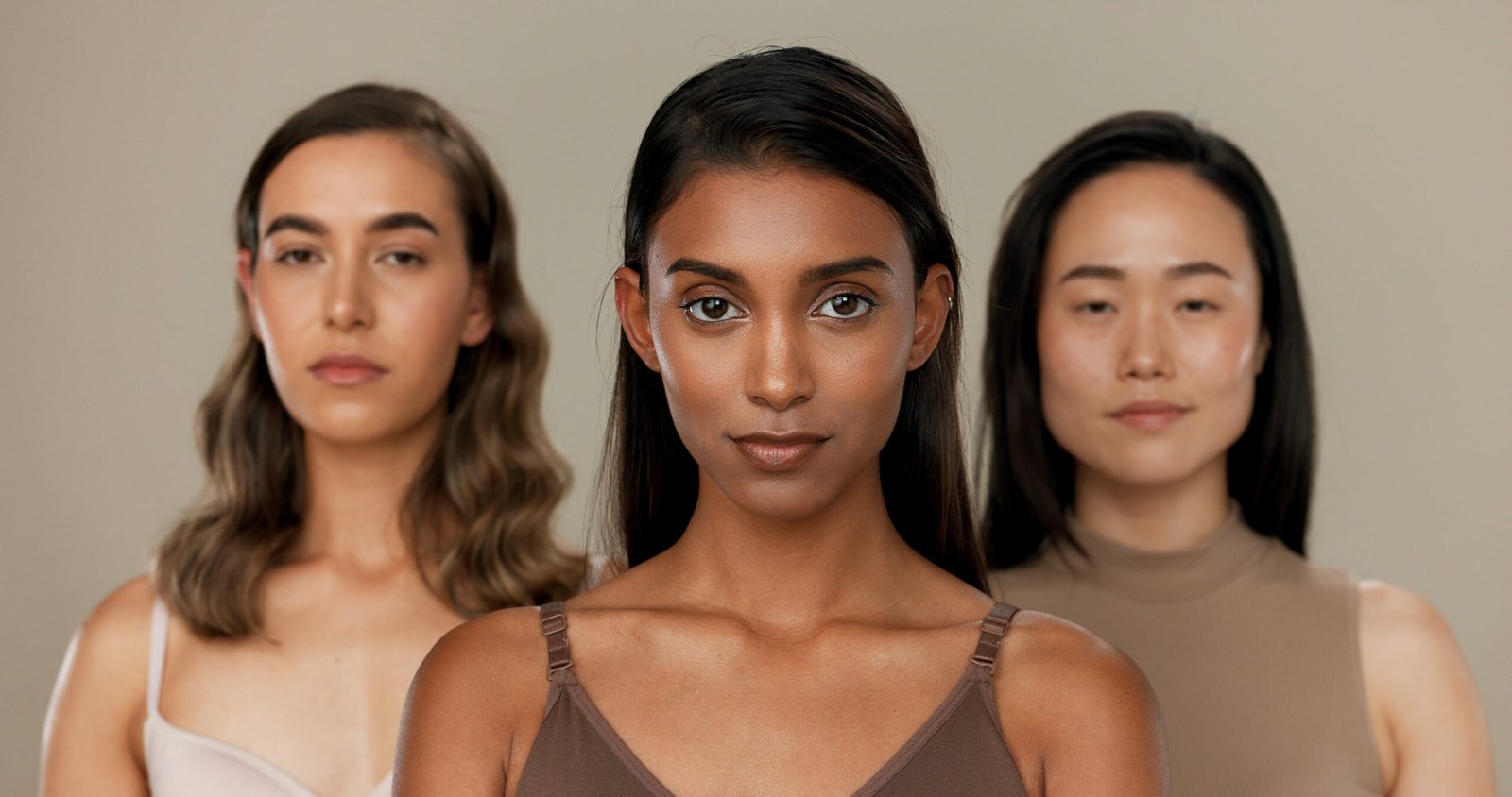 Models of different profiles and ethnicities in a studio, highlighting natural beauty, diversity, and healthy skin in an editorial portrait.